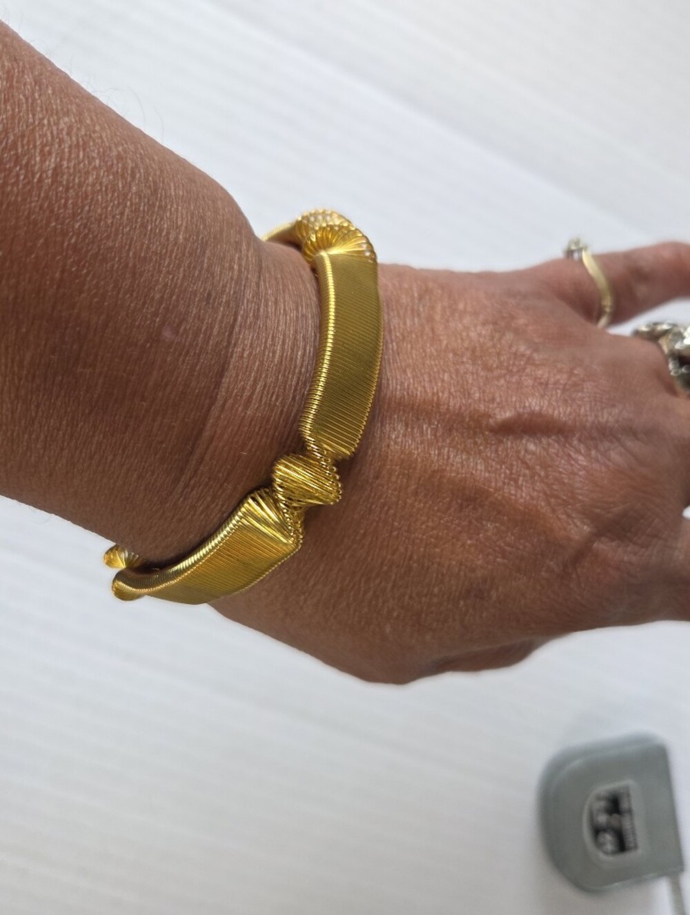 Vintage Corazul Gold-toned Fluted Twist Tobogas Flexible Stretch Bracelet
